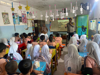 Bhabinkamtibmas Wonokusumo Gelar Sosialisasi Kenakalan Remaja di SD Karya Tunggal