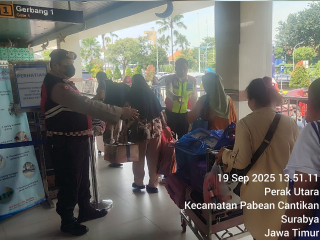 Sat Samapta Polres Pelabuhan Tanjung Perak Laksanakan Pengamanan Embarkasi Kapal KM Nggapulu di Gapura Surya Nusantara