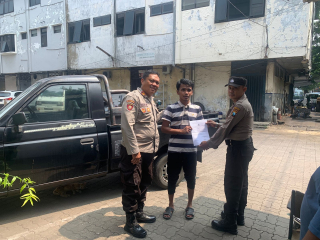 Unit SPKT Polres Pelabuhan Tanjung Perak Laksanakan Program Unggulan Door to Door Sosialisasi Harkamtibmas