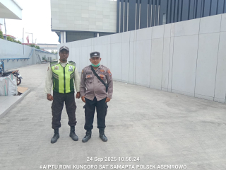 Patroli Dialogis Polsek Asemrowo di Jalan Margomulyo Perkuat Sinergi dengan Petugas Security