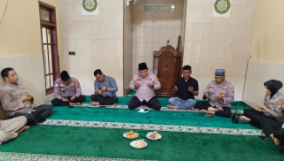 Polsek Kenjeran Gelar Kamis Binrohtal di Masjid Baitul Musttaqim, Tingkatkan Keimanan Anggota