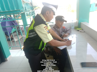 Patroli Personil Polsek Asemrowo di Gudang PLN Tambak Langon, Berikan Himbauan Waspada Curanmor
