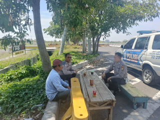 Polsek Kenjeran Gelar Patroli Pantau 3C di Jalur Lingkar Luar Timur (JLLT), Sampaikan Pesan Kamtibmas kepada Masyarakat