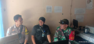 Bhabinkamtibmas Kelurahan Ampel Polsek Semampir Bersama Babinsa Sambang Pasar Pegirian, Sampaikan Pesan Kamtibmas kepada Pedagang dan Keamanan Pasar