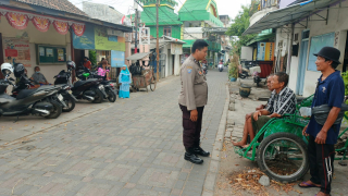 Bhabinkamtibmas Kelurahan Pegirian Polsek Semampir Sambang Warga RW 10, Sampaikan Pesan Kamtibmas dan Himbauan Pengawasan Anak Pasca Sekolah
