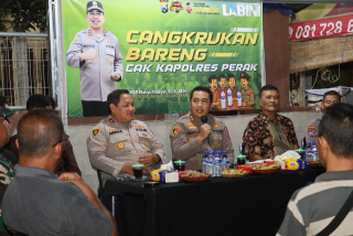 Dekatkan dengan Masyarakat, Kapolres Tanjung Perak Gelar Cangkrukan dan Bagikan 300 Kunci Ganda.