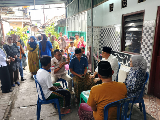 Wali Kota Surabaya Takziyah ke Rumah Duka Korban Bangunan Roboh Ponpes Al Khoziny di Kalianyar Kulon
