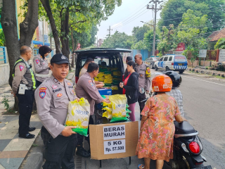 Polsek Pabean Cantikan Gelar Penjualan Beras SPHP di Depan Mako 
