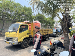 Sat Samapta Polres Pelabuhan Tanjung Perak Gelar Patroli Kota Presisi Antisipasi Kerawanan Kamtibmas di Jalan Kalianak 55