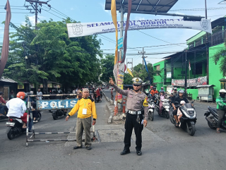 Polsek Semampir Atur Arus Lalu Lintas di Simpang Empat Jalan Karang Tembok untuk Antisipasi Jamaah Haul Akbar Jatipurwo