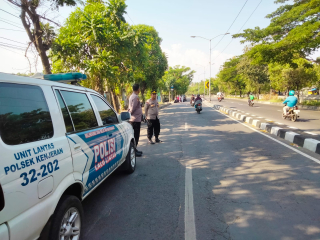 Polsek Kenjeran Gelar Patroli Antisipasi 3C dan Pemantauan Lalu Lintas di Jalan Kedung Cowek