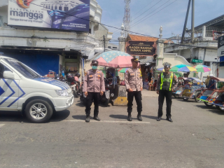 Patroli Harkamtibmas Polsek Semampir di Pintu Masuk Ampel untuk Antisipasi Kerawanan Peziarah