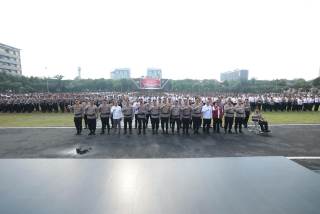 Kapolda Jatim Beri Penghargaan untuk 263 Personel dan KPLB bagi Bripda Ahmad Ricky
