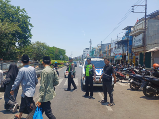 Patroli Harkamtibmas di Depan Pintu Masuk Wisata Religi Sunan Ampel oleh Polsek Semampir