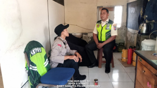 Personil Polsek Asemrowo Laksanakan Patroli Dialogis dan Pemantauan Pergudangan Margomulyo untuk Antisipasi Gangguan Kamtibmas