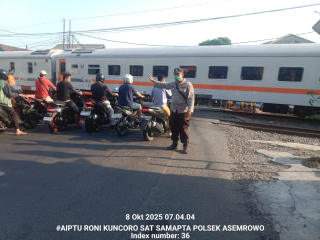 Personil Polsek Asemrowo Laksanakan Protap Pos Awal di Perlintasan Kereta Tambak Mayor untuk Pastikan Kelancaran Arus Lalu Lintas