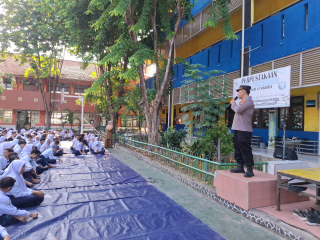 Polres Pelabuhan Tanjung Perak Laksanakan Program Pembinaan Pelajar di SMPN 42 Surabaya
