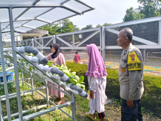 Bhabinkamtibmas Tanjung Perak Laksanakan Pembinaan Program Ketahanan Pangan Hidroponik di Taman Petekan Riverside