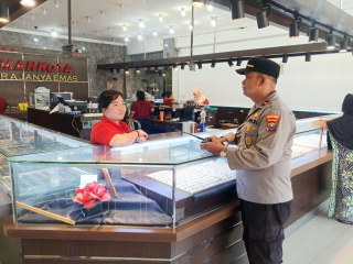 Personil Polsek Kenjeran Gelar Patroli Antisipasi 3C di Toko Emas Mahkota Jalan Pogot