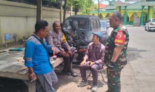 Bhabinkamtibmas dan Babinsa Kelurahan Tanjung Perak Laksanakan Sambang dan Himbauan Kamtibmas kepada Warga RW 15