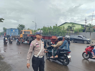 Satlantas Polres Pelabuhan Tanjung Perak Gelar Patroli dan Pengaturan Lalu Lintas Pagi di Sejumlah Titik Kota Surabaya