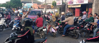 Polsek Asemrowo Laksanakan Protap Lalu Lintas Pagi di Jalan Tambak Mayor