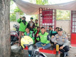 Panit Binmas Polres Pelabuhan Tanjung Perak Cangkruan Bersama Komunitas Ojol di Jalan Nambangan