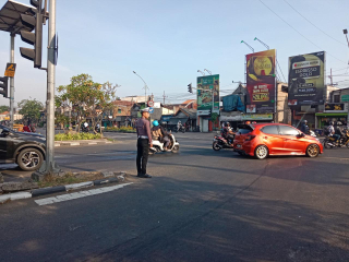 Thumbnail Polsek Krembangan Laksanakan Pengaturan dan Pengawalan Arus Lalu Lintas Pagi di Pertigaan Mbah Ratu Polsek Krembangan Laksanakan Pengaturan dan Pengawalan Arus Lalu Lintas Pagi di Pertigaan Mbah Ratu