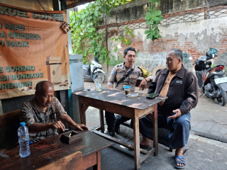 Thumbnail Bhabinkamtibmas Ampel Gelar Cangkrukan dan Dialogis Bersama Ketua RT Ajak Warga Jaga Keamanan Lingkungan Bhabinkamtibmas Ampel Gelar Cangkrukan dan Dialogis Bersama Ketua RT Ajak Warga Jaga Keamanan Lingkungan