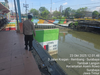 Polsek Asemrowo Pantau Kondisi Debit Air di Pintu Air Balong II