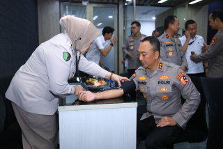 Thumbnail Humas Polri Gelar Donor Darah Serentak, Terkumpul 16.619 Kantong dalam Rangka Hari Jadi ke-74 Humas Polri Gelar Donor Darah Serentak, Terkumpul 16.619 Kantong dalam Rangka Hari Jadi ke-74
