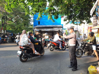 Personil Polsek Kenjeran Laksanakan Pengaturan Lalu Lintas Pagi di Perempatan Jalan Pogot