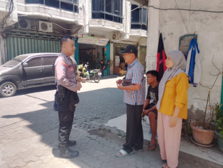 Bhabinkamtibmas Kelurahan Bongkaran Laksanakan Sambang Warga di Sekitar Pertokoan dan Bank Niaga Sampaikan Pesan Kamtibmas