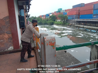 Personil Polsek Asemrowo Laksanakan Pengecekan Debit Air di Pintu Air Balong II Antisipasi Kerawanan dan Potensi Banjir