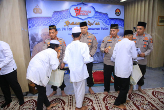 Wujud Peduli Sesama, Humas Polri Berikan Tali Asih Kepada 100 Anak Yatim pada Khataman HUT Ke-74