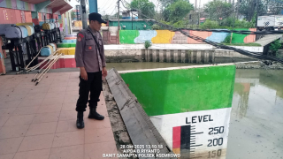 Polsek Asemrowo Laksanakan Pemantauan Debit Air di Pintu Air Balong II