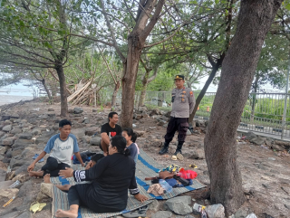 Polsek Kenjeran Gelar Penyuluhan Kamtibmas di Kawasan Wisata Pantai Batu-Batu Bulak