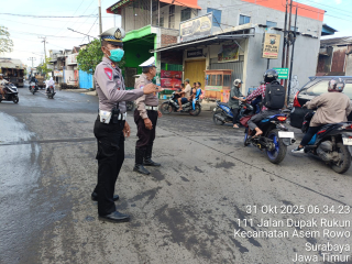 Thumbnail Polsek Asemrowo Laksanakan Pelayanan Pagi di Perlintasan Kereta Api Jalan Tambak Mayor Polsek Asemrowo Laksanakan Pelayanan Pagi di Perlintasan Kereta Api Jalan Tambak Mayor