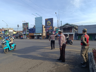 Thumbnail Polsek Krembangan Laksanakan Pelayanan Pagi di TL Mbah Ratu, Pastikan Arus Lalu Lintas Lancar Polsek Krembangan Laksanakan Pelayanan Pagi di TL Mbah Ratu, Pastikan Arus Lalu Lintas Lancar