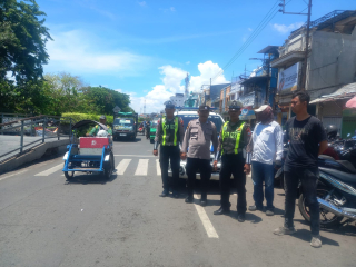 Thumbnail Polsek Semampir Laksanakan Patroli Harkamtibmas di Kawasan Wisata Religi Sunan Ampel Polsek Semampir Laksanakan Patroli Harkamtibmas di Kawasan Wisata Religi Sunan Ampel