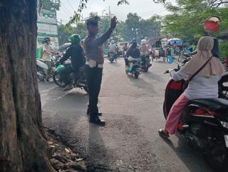 Polsek Kenjeran Laksanakan Patroli dan Pengaturan Lalu Lintas di Jalan Pogot, Arus Kendaraan Terpantau Lancar