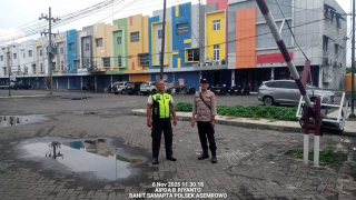 Polsek Asemrowo Gelar Patroli Dialogis di Kawasan Pergudangan Kalianak Barat