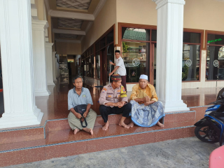 Bhabinkamtibmas Takal Kedinding Silaturahmi dengan Tokoh Agama Bahas Keamanan Jamaah Masjid Al Amanah