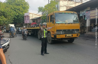 Polsek Semampir Laksanakan Pos Akhir Pantau Arus Lalu Lintas di Jalan Benteng