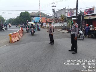 Polsek Asemrowo Gelar Giat Pos Awal di Perlintasan Kereta Api Tambak Mayor