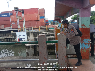 Personil Polsek Asemrowo Lakukan Pemantauan Pintu Air Balong II Antisipasi Potensi Banjir