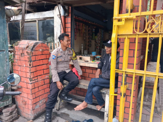 Bhabinkamtibmas Ampel Ajak Warga Jaga Keamanan Lingkungan Melalui Giat Cangkrukan dan Dialogis