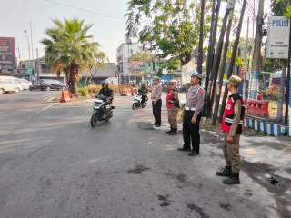 Personel Polsek Krembangan Laksanakan Giat Pos Awal di TL Mbah Ratu, Antisipasi Kemacetan dan Kecelakaan Lalu Lintas