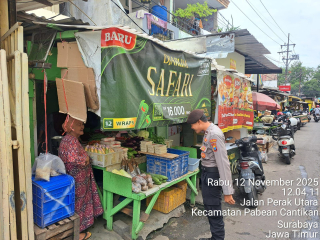 Sat Samapta Polres Pelabuhan Tanjung Perak Gelar Patroli Hunting System di Pasar Kilometer untuk Wujudkan Keamanan dan Kenyamanan Masyarakat