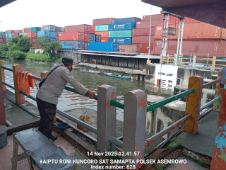 Pemantauan Pintu Air Balong II oleh Polsek Asemrowo untuk Antisipasi Banjir dan Kerawanan 3C